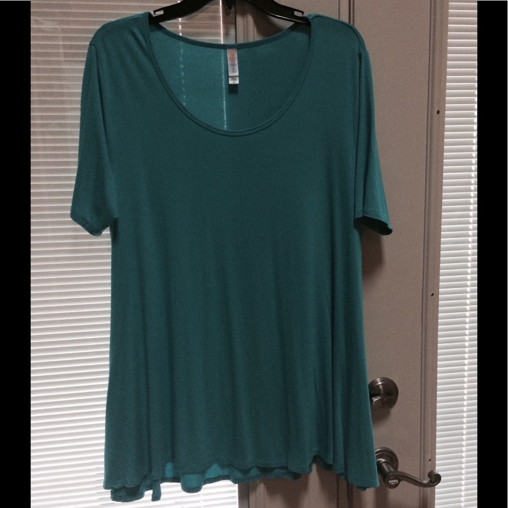 Very pretty LuLaroe perfect Tee. Never worn